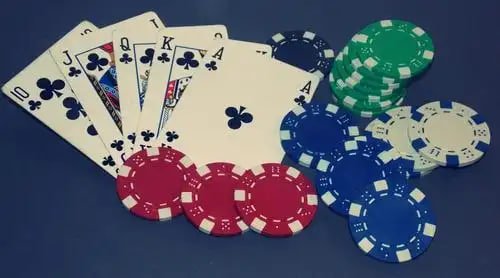 Bàn Baccarat trực tuyến với dealer nữ chuyên nghiệp trên zowi